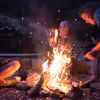 Feriencamp ROOTS Lagerfeuer am Abend draussen am Feuerplatz
