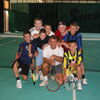 Gruppenbild Kinder und Lehrer am Tennisplatz